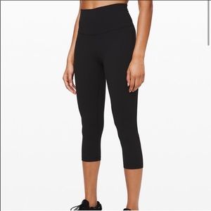 Lululemon black aligns sz4 21” crop